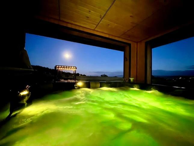 Holiday home Stodola Na Kresach - Widokowy Drewniany, Caloroczny Jacuzzi & Sauna Bodzentyn