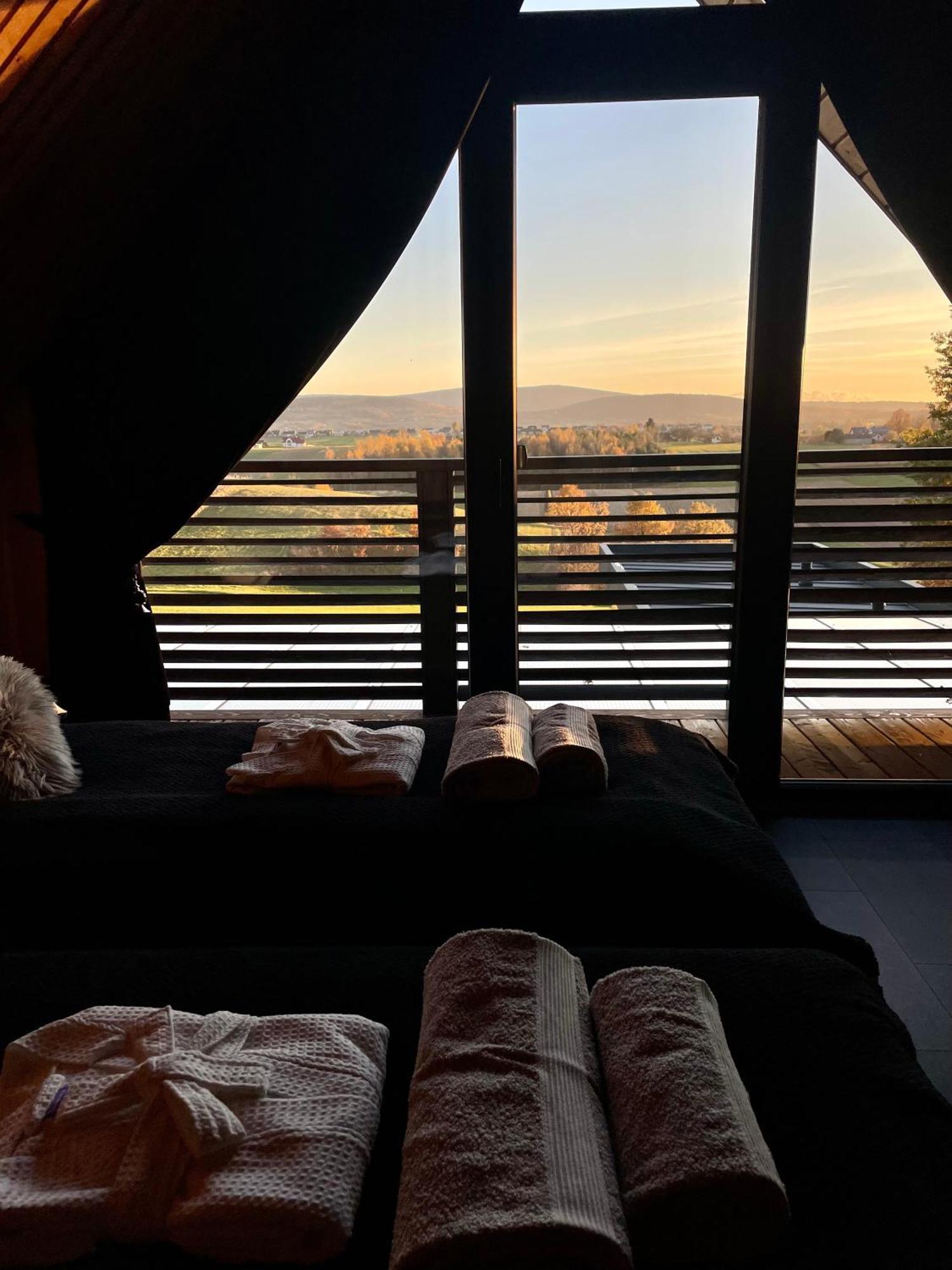 Holiday home Stodola Na Kresach - Widokowy Drewniany, Caloroczny Jacuzzi & Sauna Bodzentyn